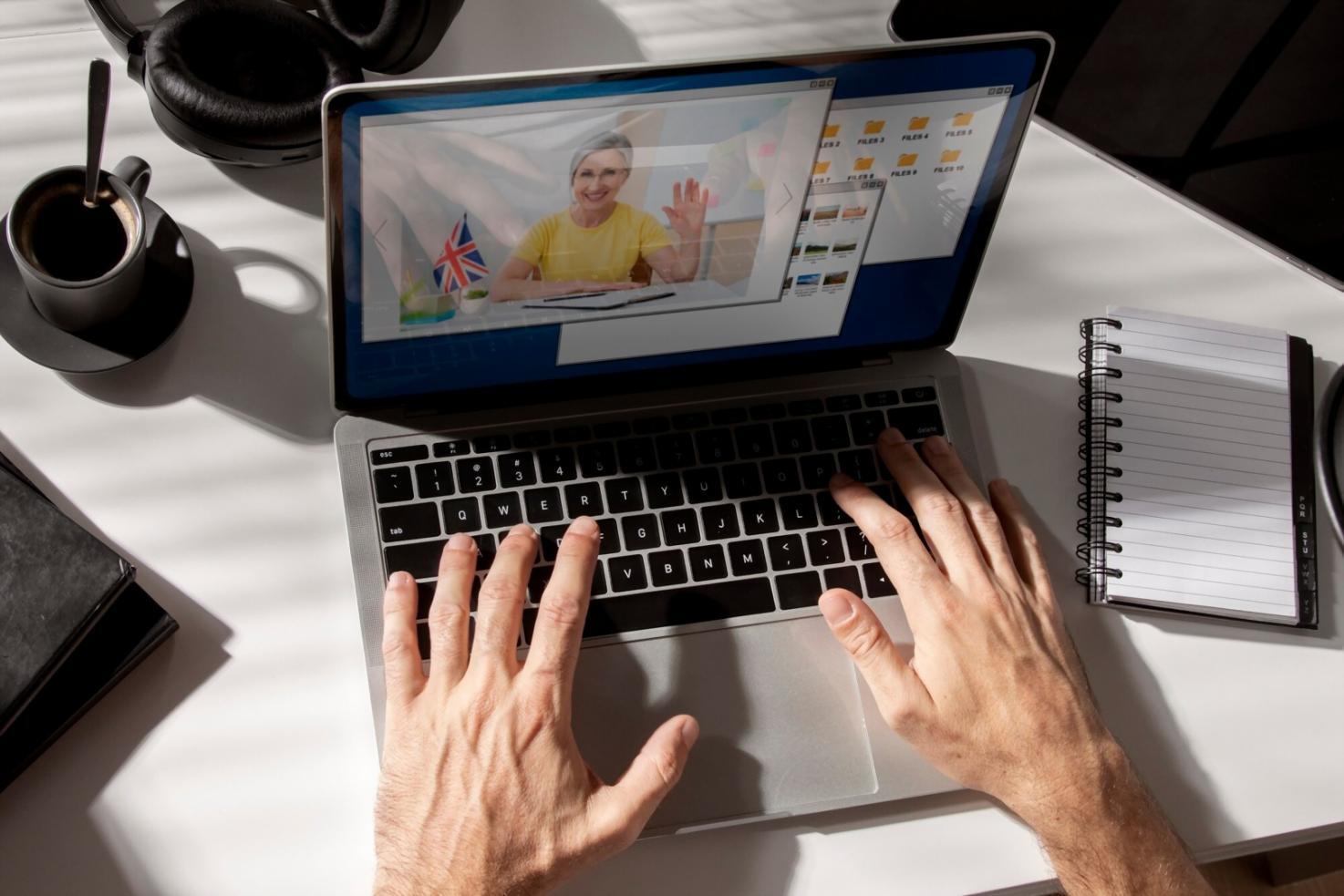 Séance de formation en négociation financière avec des participants engagés